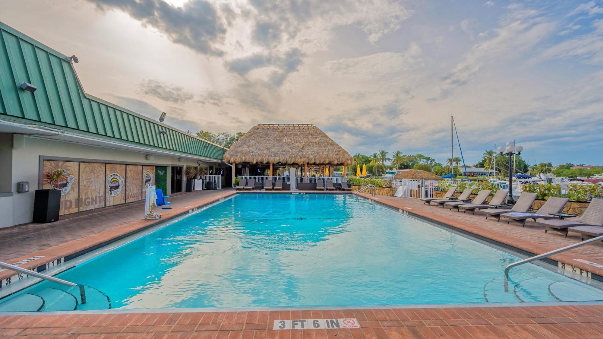 All-New Waterfront With Balcony,Pool,Tiki Bar,Gym Sarasota megye Kültér fotó
